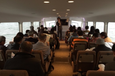 写真1(沖島に向かう船内)